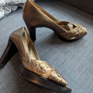 Beautiful leather Gianni Bini copper/ gold Peptoe heels